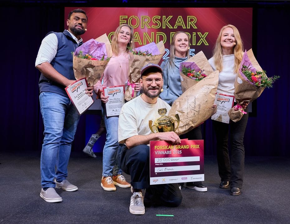 Fem personer på scenen med blommor och ett diplom för Forskar Grand Prix. En man i mitten håller diplomet och en pokal.